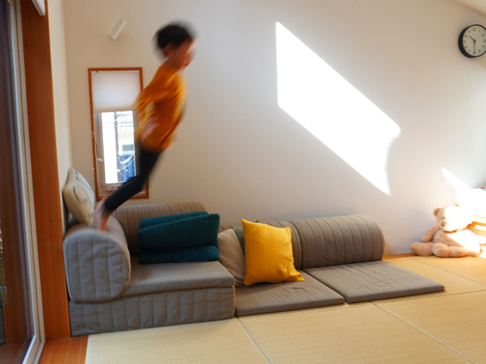 【レビュー】新しい家とソファで、家族でゴロゴロ過ごす。｜ローソファ専門店HAREM