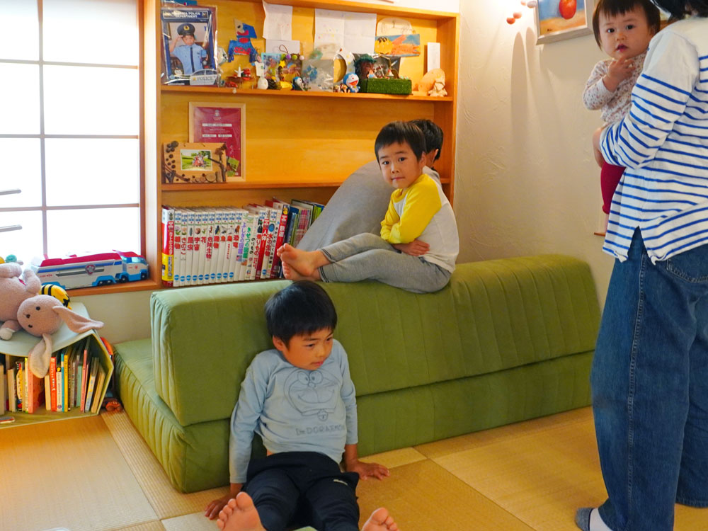 【レビュー】つみきソファは子供たちの基地。｜ローソファ専門店HAREM