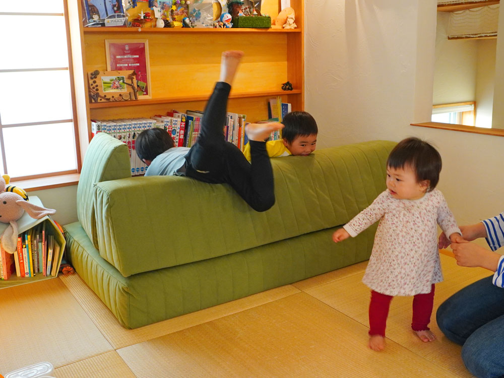 赤ちゃん、子供のいる家庭のローソファの選び方・完全版